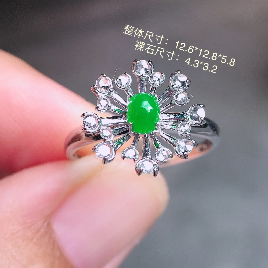 阳绿蛋面戒指，色泽均匀艳丽，玉质细腻，荧光感超
强，饱满圆润，尽显优雅气质，18k
金豪华镶嵌