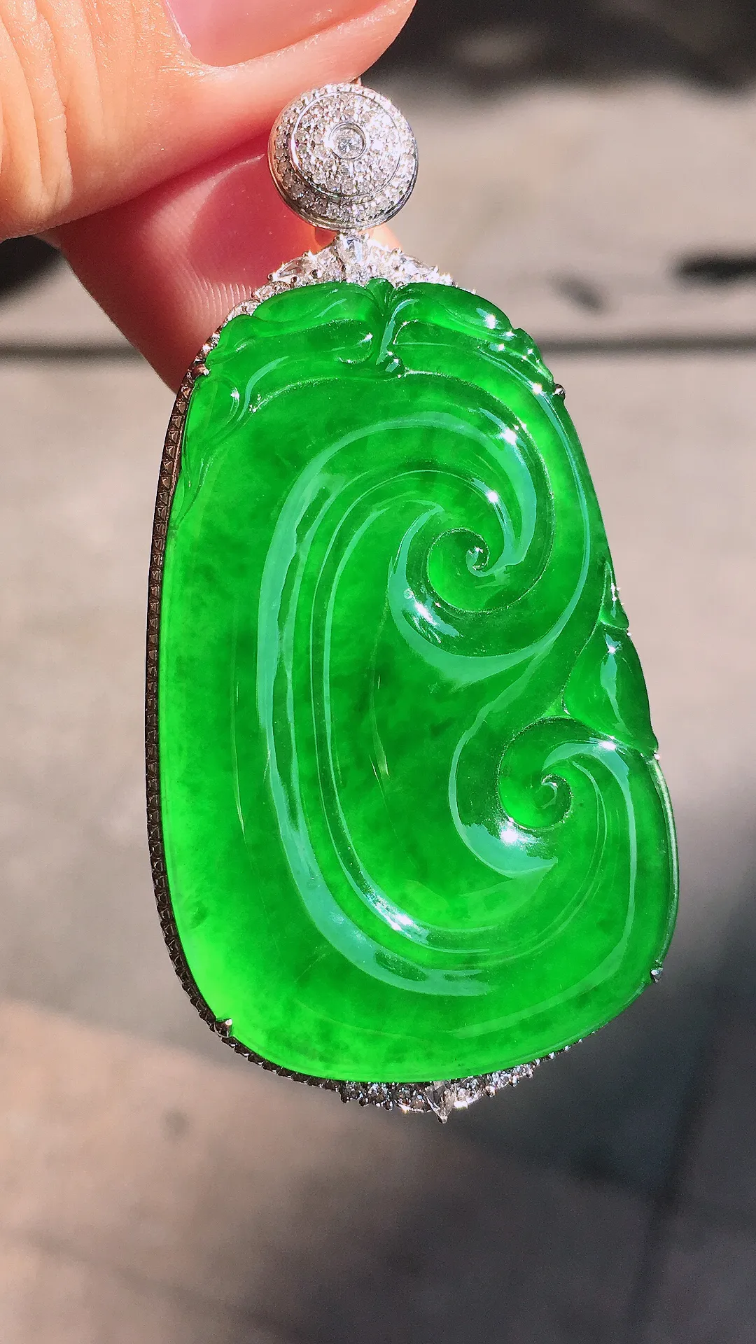 阳绿如意吊坠，色泽均匀艳丽，玉质细腻，荧光感超
强，饱满圆润，尽显优雅气质，18k
金豪华镶嵌