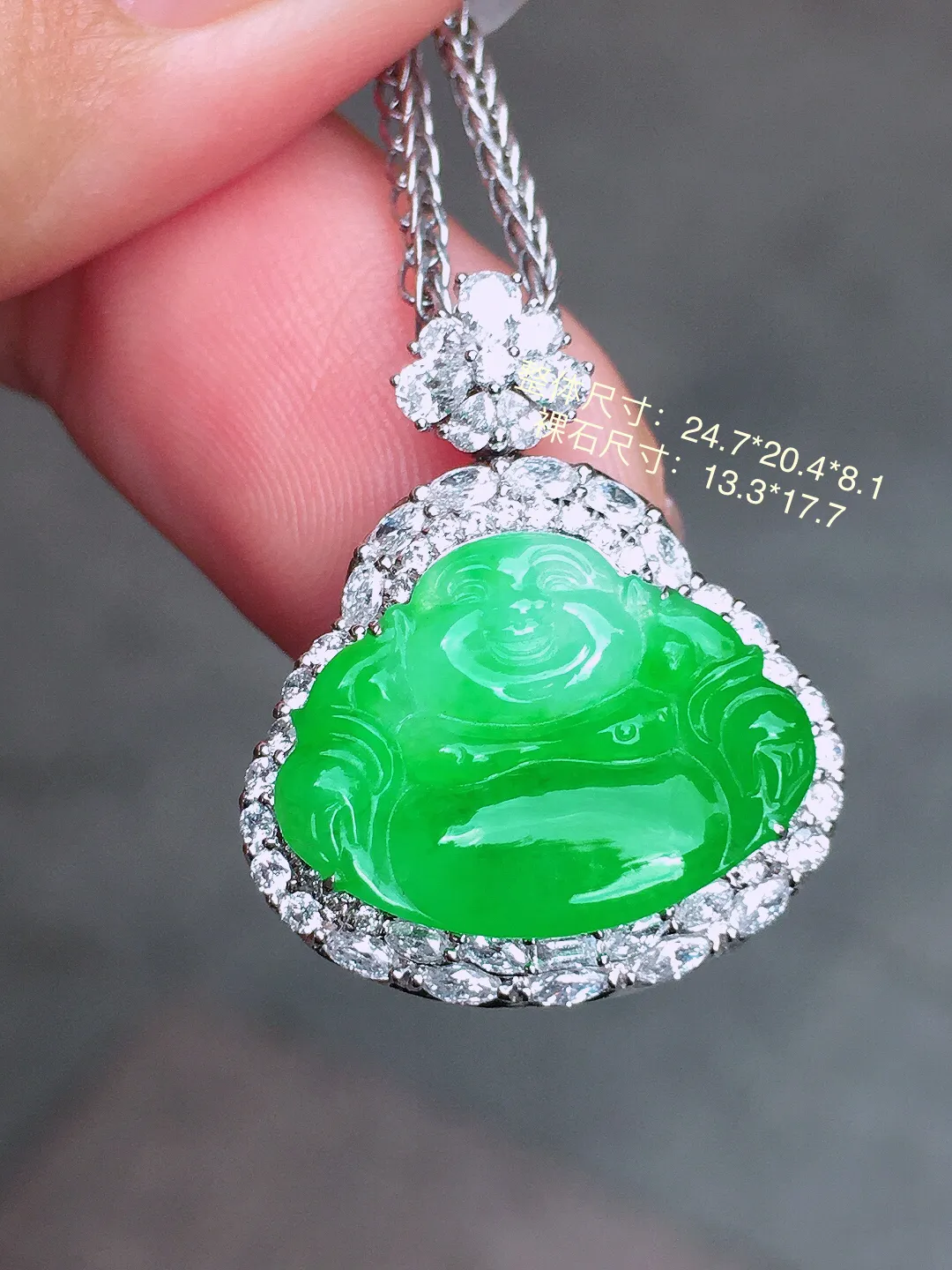 阳绿佛公吊坠，色泽艳丽，玉质细腻，荧光感超
强，饱满圆润，尽显优雅气质，18k
金豪华镶嵌