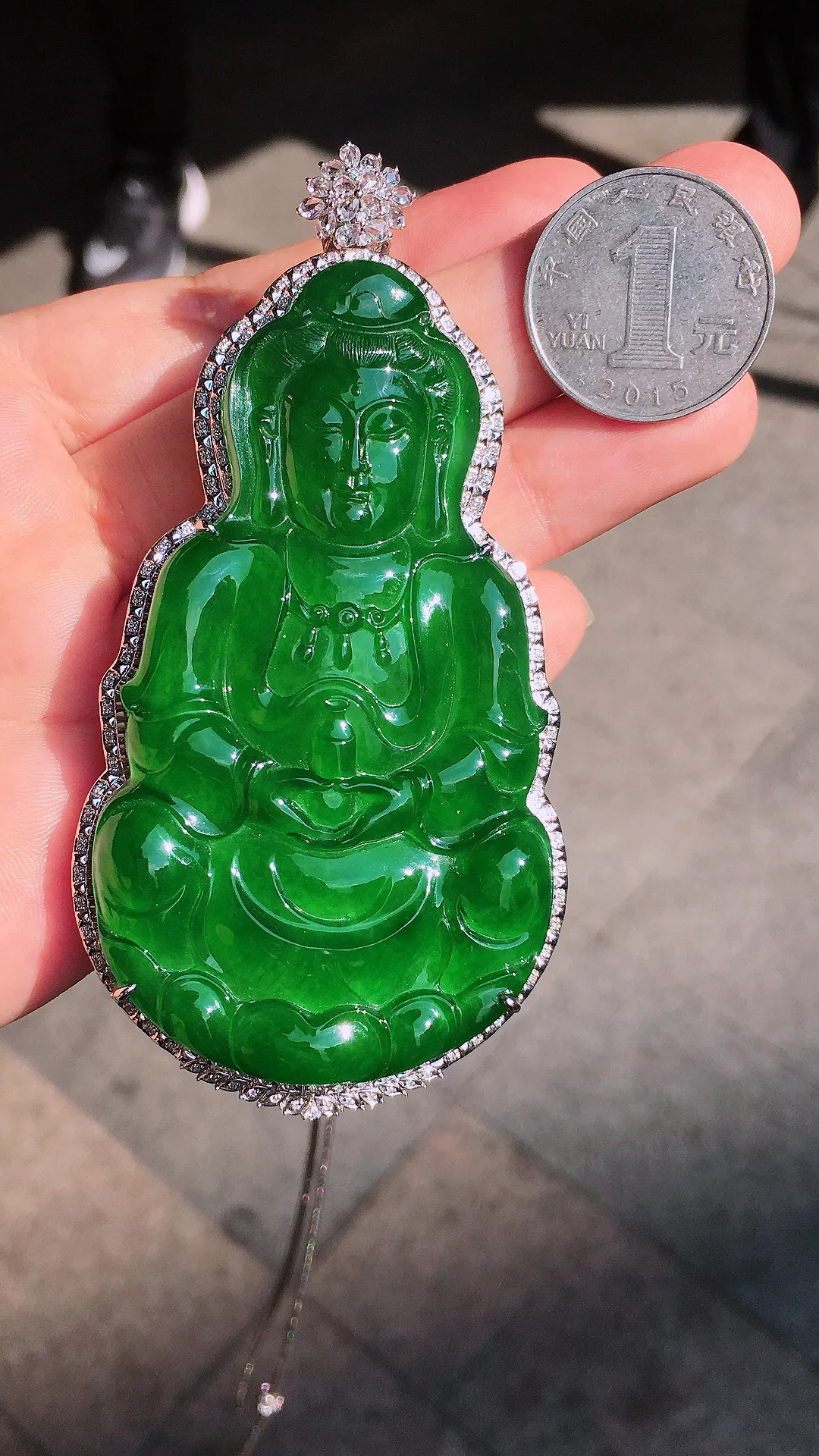 满绿大观音吊坠，色泽均匀艳丽，玉质细腻，荧光感超
强，饱满圆润，尽显优雅气质，18k
金豪华镶嵌