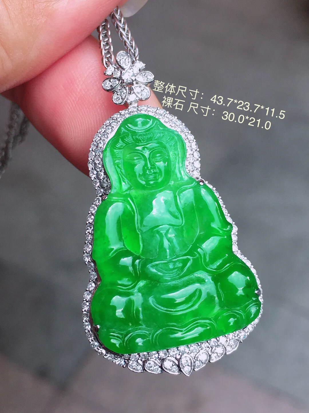 阳绿观音吊坠，色泽均匀艳丽，玉质细腻，荧光感超
强，饱满圆润，尽显优雅气质，18k
金豪华镶嵌