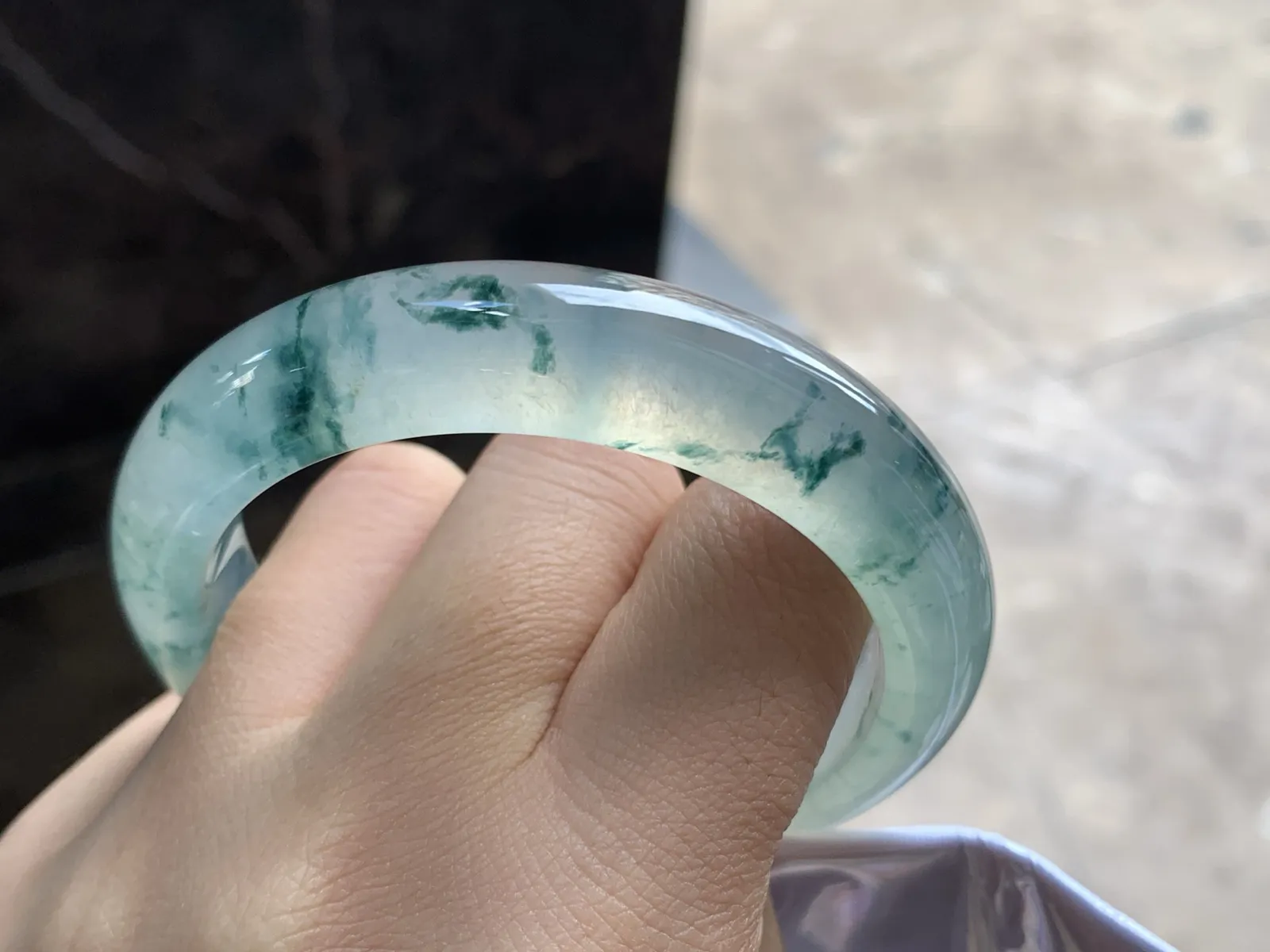 55.5-12.6-8.6

冰蓝花手镯^_^荧光十足 透亮