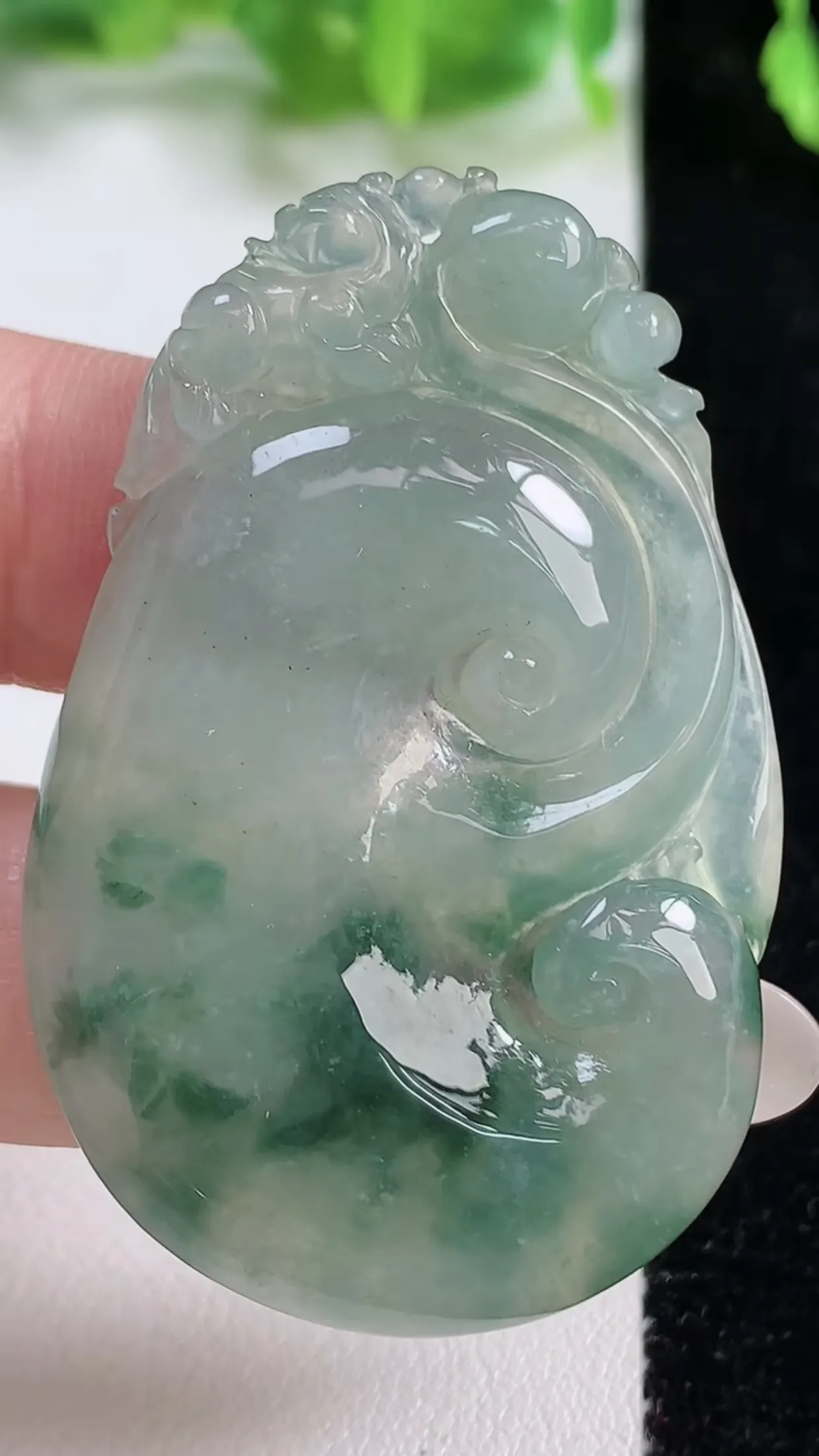 缅甸天然翡翠a货 老坑料起胶冰种 飘花如意吊坠，尺寸49.2-31.6-5.2mm  y  15.8