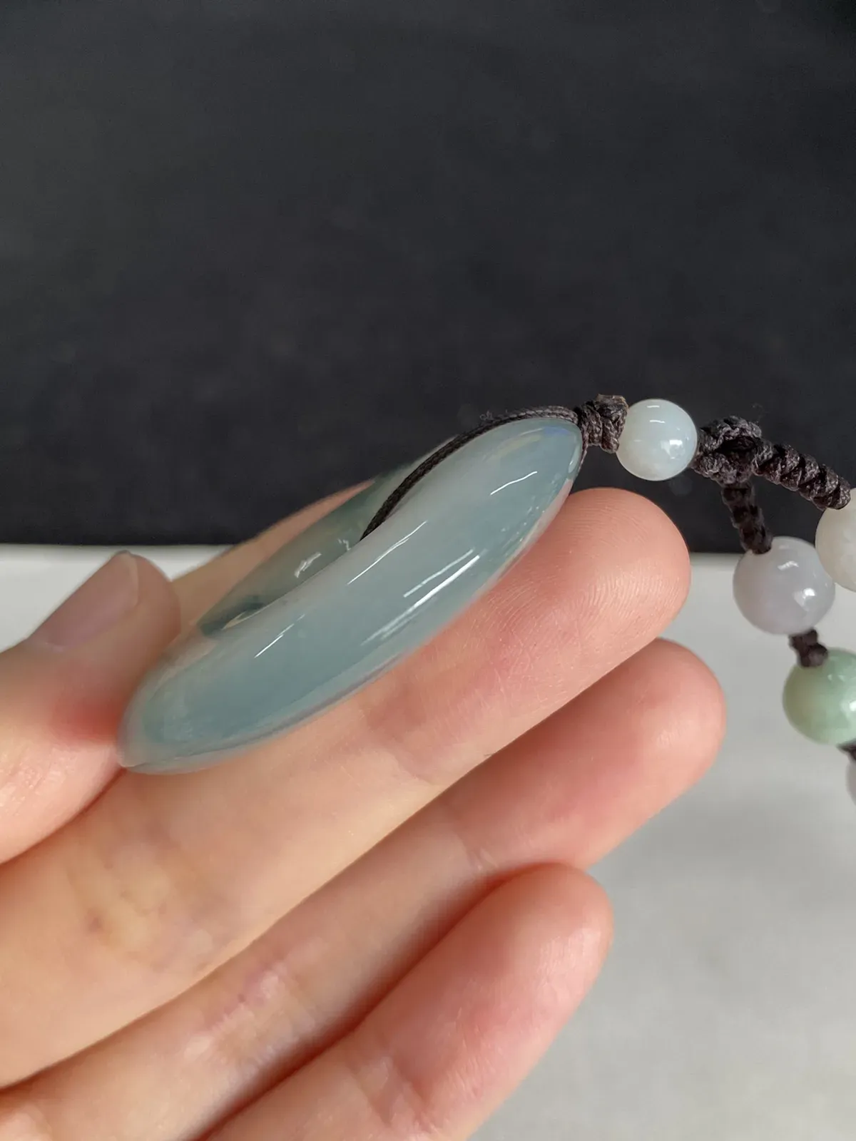 翡翠冰糯种飘绿平安扣，配珠未测