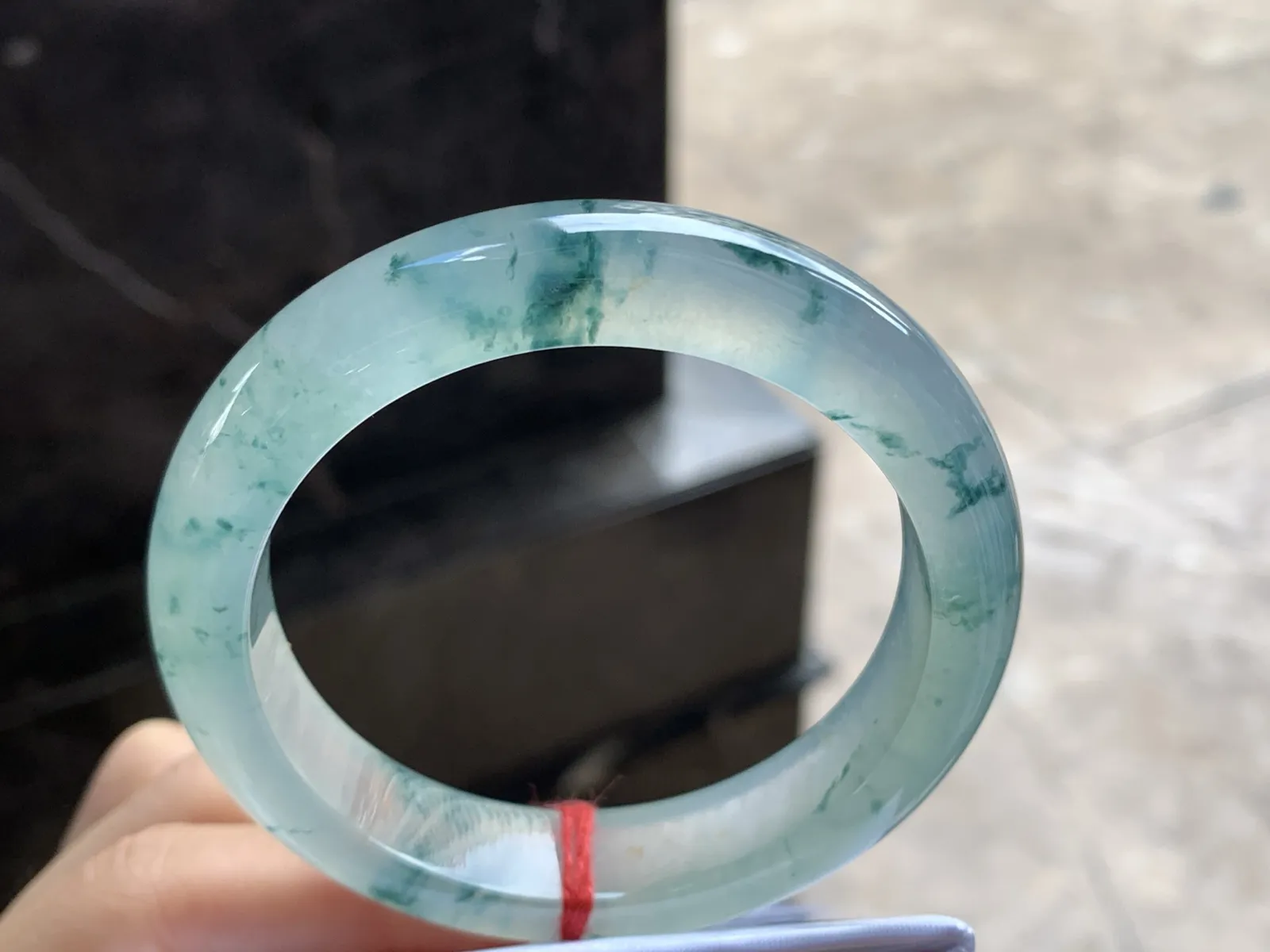 55.5-12.6-8.6

冰蓝花手镯^_^荧光十足 透亮