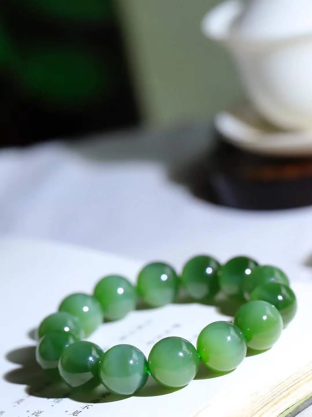 【珠圆玉润.手串】

收藏级臻品️和田玉碧玉猫眼珠圆玉润手串 玉质温润细腻  整串打磨圆润，佩戴舒适。珠珠落玉盘，间关莺语花底滑，一生美好时光，无论身在何处，都有它相伴相守。事事顺遂，幸福美满，吉祥如意。重74.8克 尺寸取一15mm  FDA-221081333