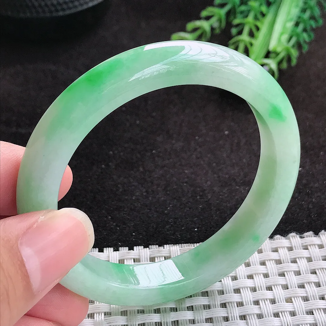 自然光52.5/10.1/8老坑精美温润飘阳绿手镯玉镯子美人镯手环