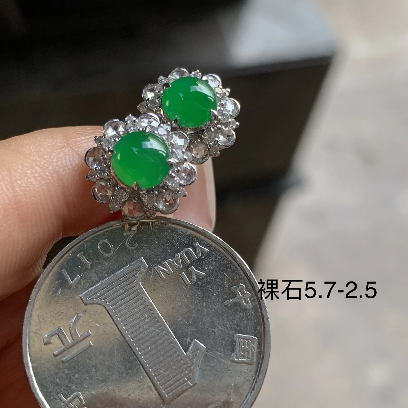 金钻镶嵌冰绿耳钉^_^鲜艳 起光
