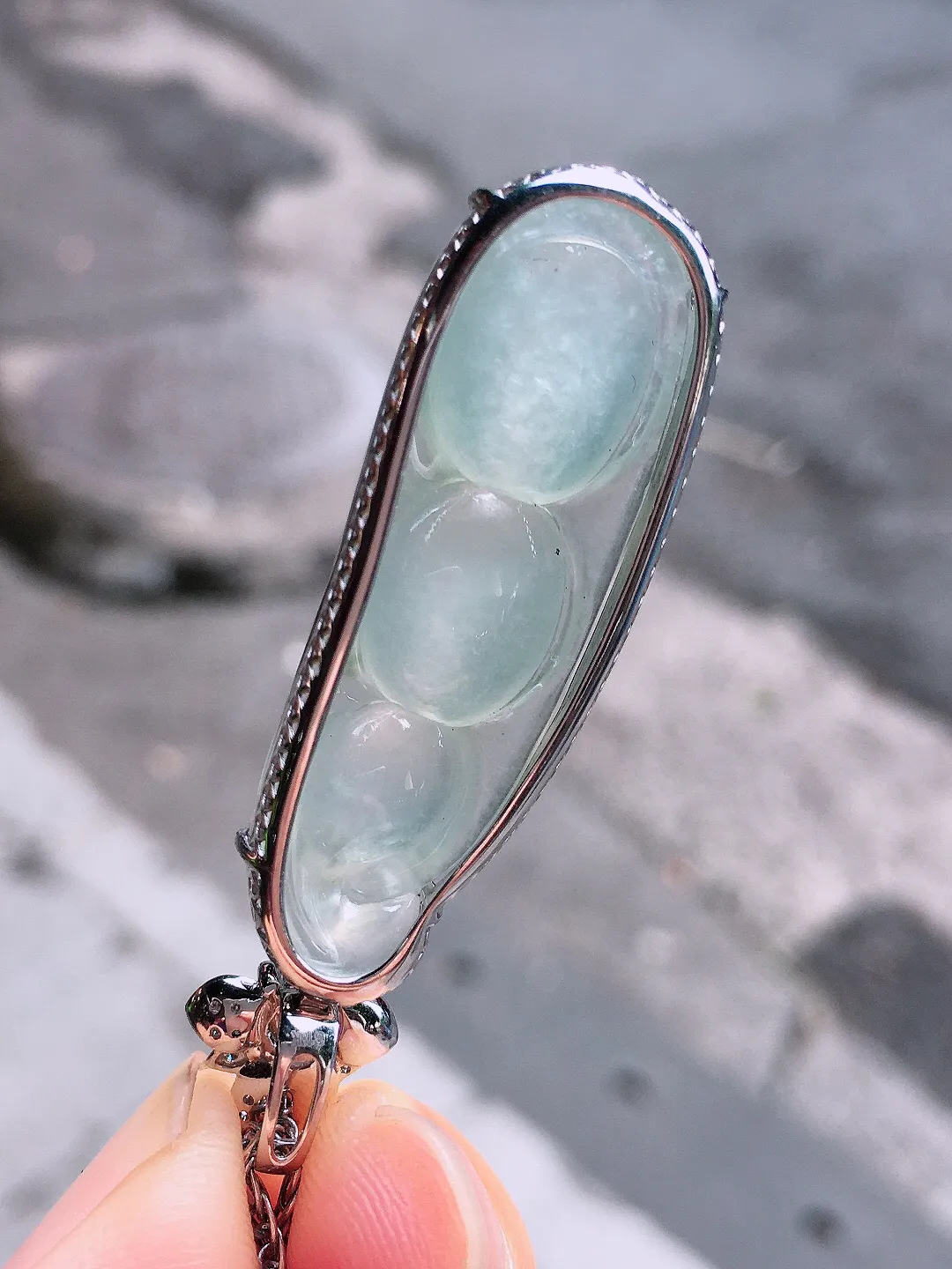 冰种福豆吊坠，玉质细腻，荧光感超
强，饱满圆润，尽显优雅气质，18k
金豪华镶嵌