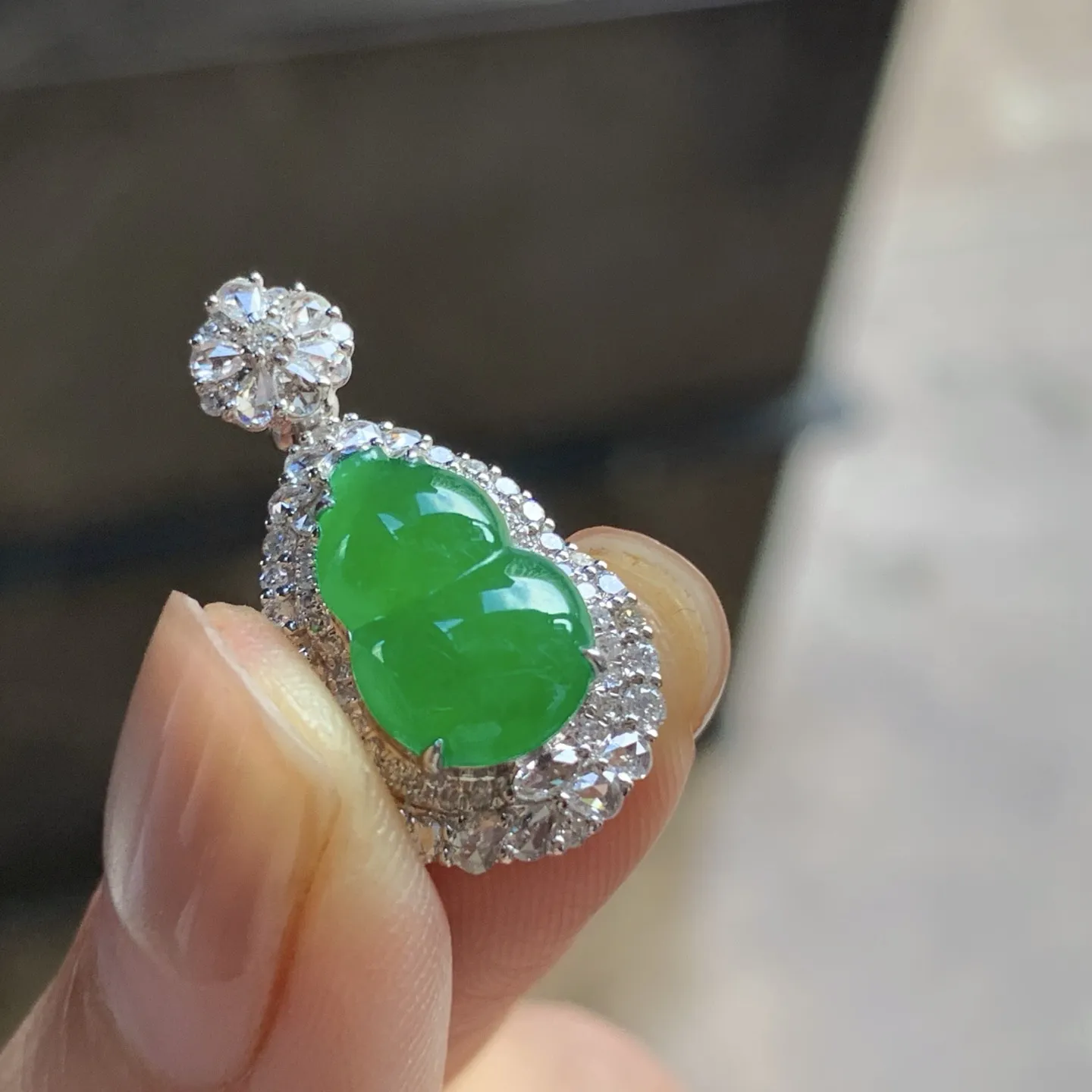 金钻镶嵌辣绿色葫芦吊坠^_^