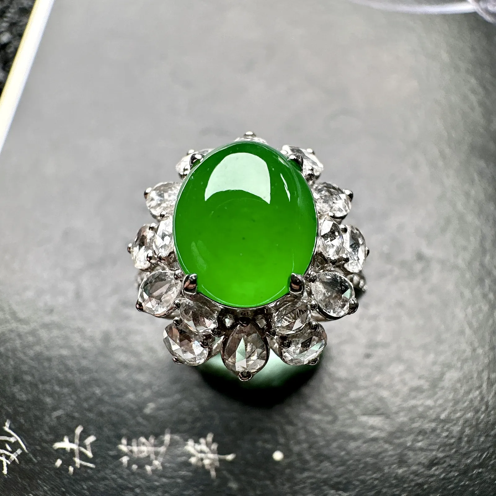 【冰种绿蛋面戒指】质地细腻，冰润起光，胶感强烈，冰感明显。18K金钻镶嵌，裸石尺寸10.2*8.8*6毫米