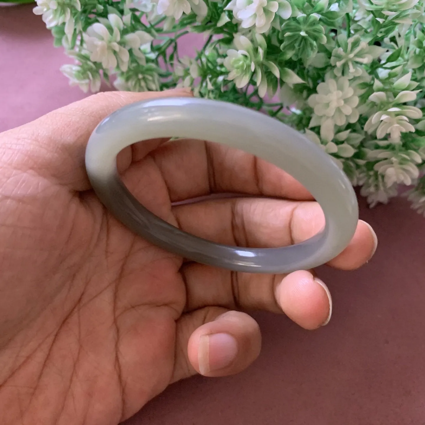 和田玉54圈口烟紫色手镯，玉质特细腻油润，高脂粉，高品质，萦绕腕间时，古韵不失时尚，素雅不失品味，细腻光滑的触感，使人沉醉，气质高雅。