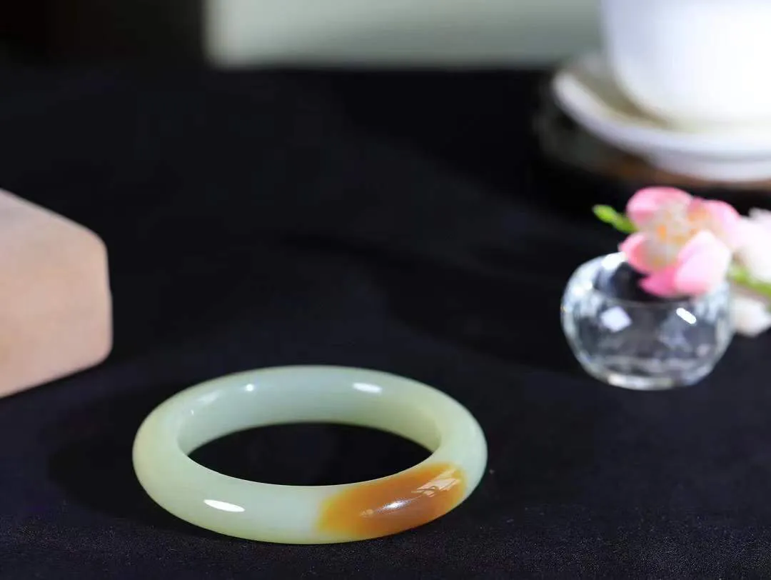 （温柔雅致.手镯）

精品️和田玉糖白玉手镯。镯型饱满，温润细腻，脂润沁香。️执一卷书，沏一