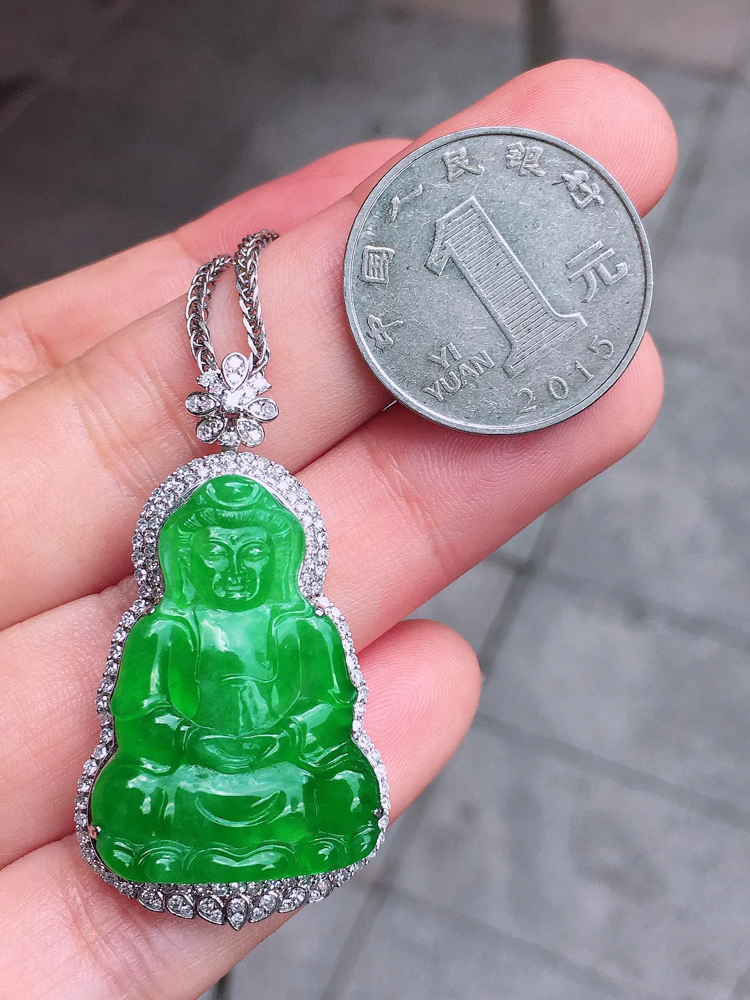 阳绿观音吊坠，色泽均匀艳丽，玉质细腻，荧光感超
强，饱满圆润，尽显优雅气质，18k
金豪华镶嵌