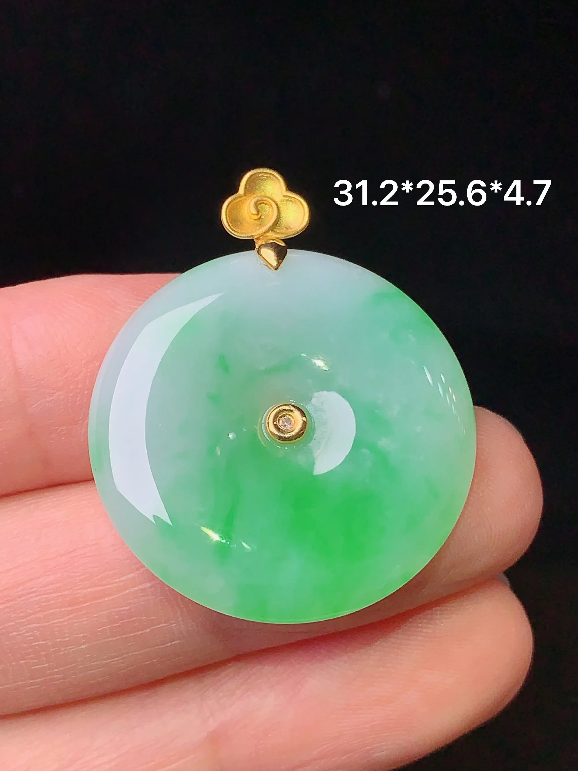 18k金镶嵌飘绿平安扣吊坠 玉质细腻 色泽清新艳丽 整体尺寸31.2*25.6*4.7