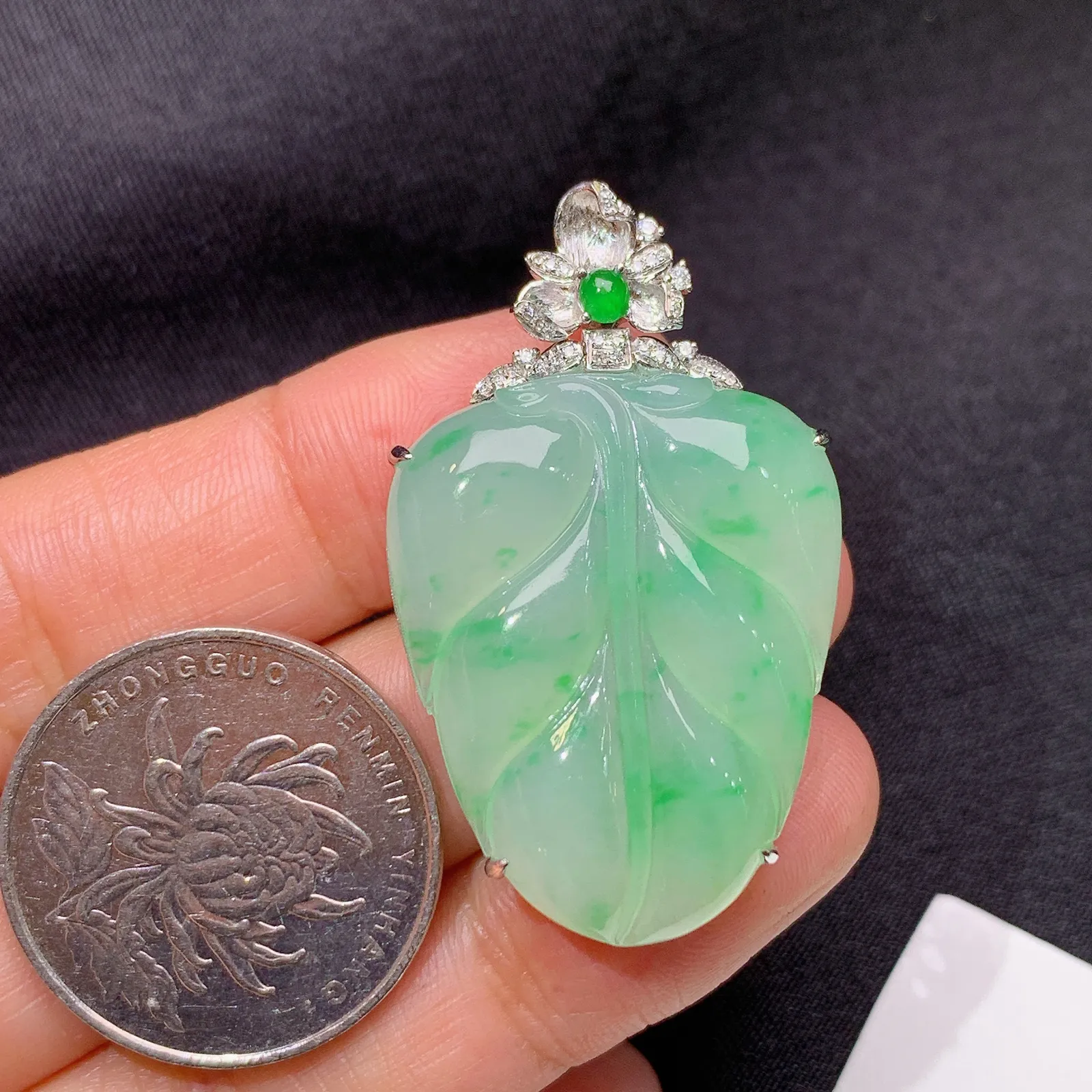 冰飘绿树叶吊坠，18k金镶嵌，冰润色阳，玉质细腻，种水足 尺寸41*24.6*8.1