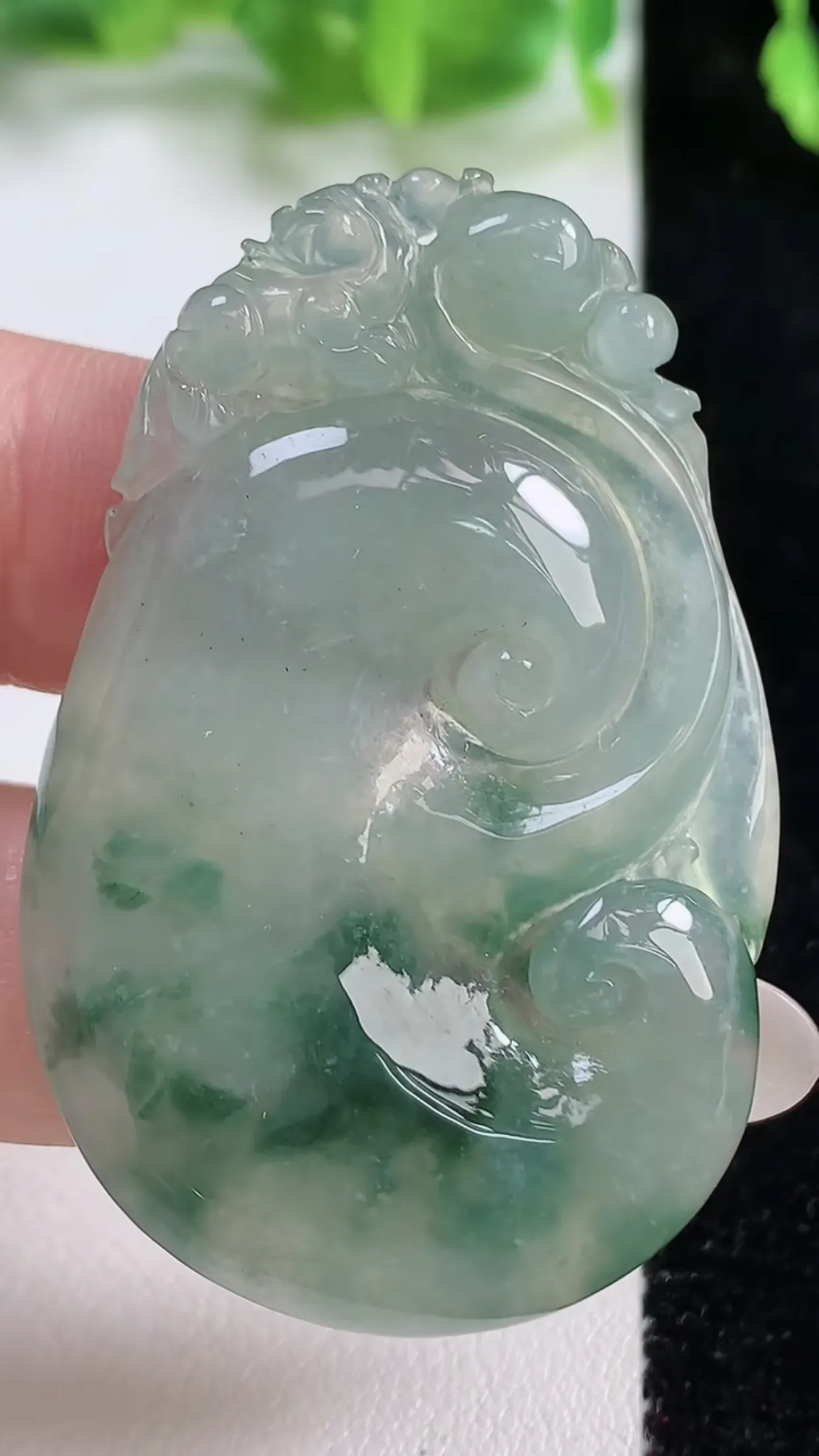 缅甸天然翡翠a货 老坑料起胶冰种 飘花如意吊坠，尺寸49.2-31.6-5.2mm  y  15.84