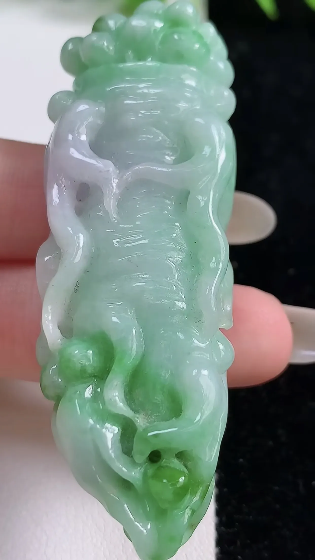 缅甸天然翡翠a货 老坑料起胶冰润 飘绿人参如意吊坠，尺寸68-23-14mm  y 41.89