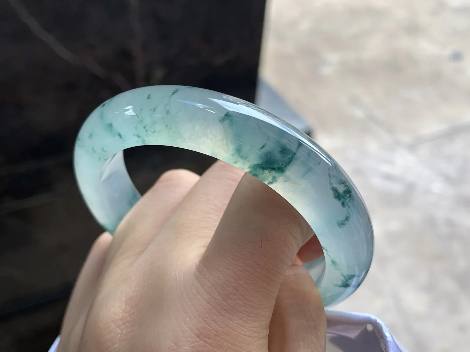 55.5-12.6-8.6

冰蓝花手镯^_^荧光十足 透亮