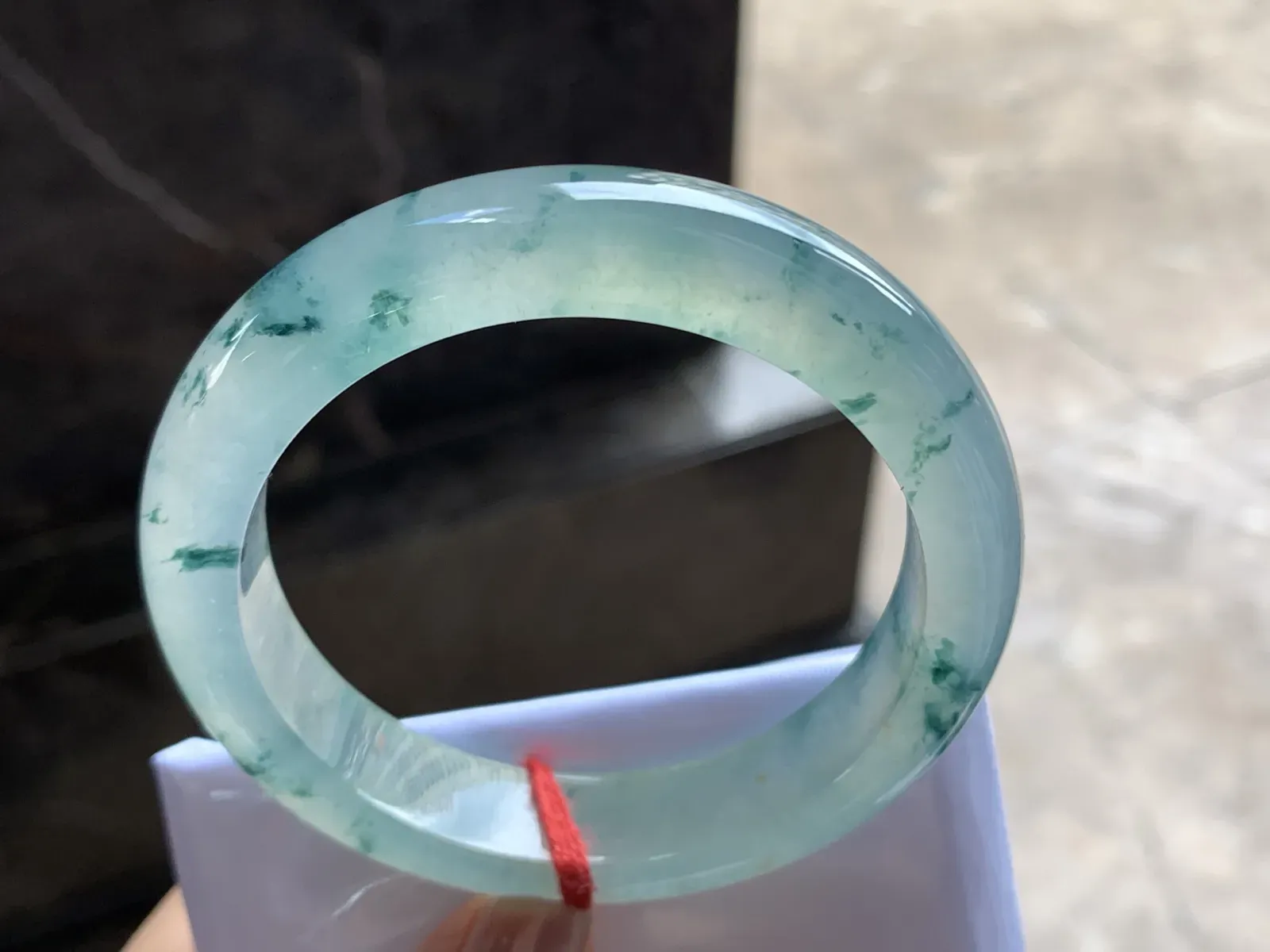 55.5-12.6-8.6

冰蓝花手镯^_^荧光十足 透亮