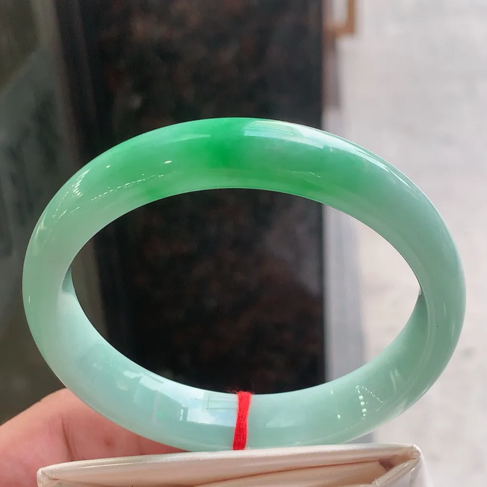 正圈冰糯阳绿 无瑕 尺寸:62.5/13.2/7.6 色好 大圈口🥰🥰