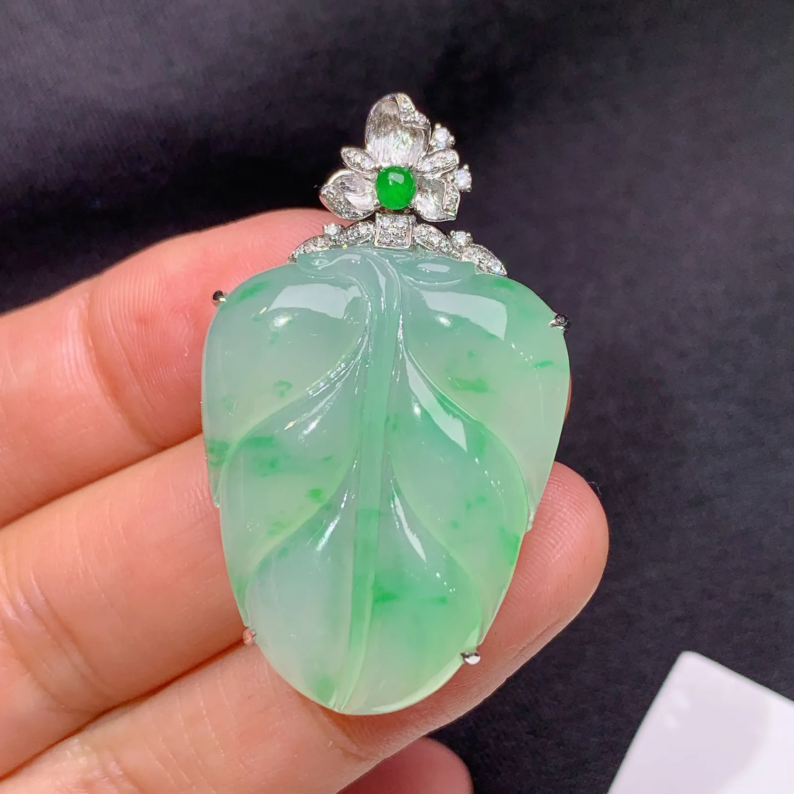 冰飘绿树叶吊坠，18k金镶嵌，冰润色阳，玉质细腻，种水足 尺寸41*24.6*8.1