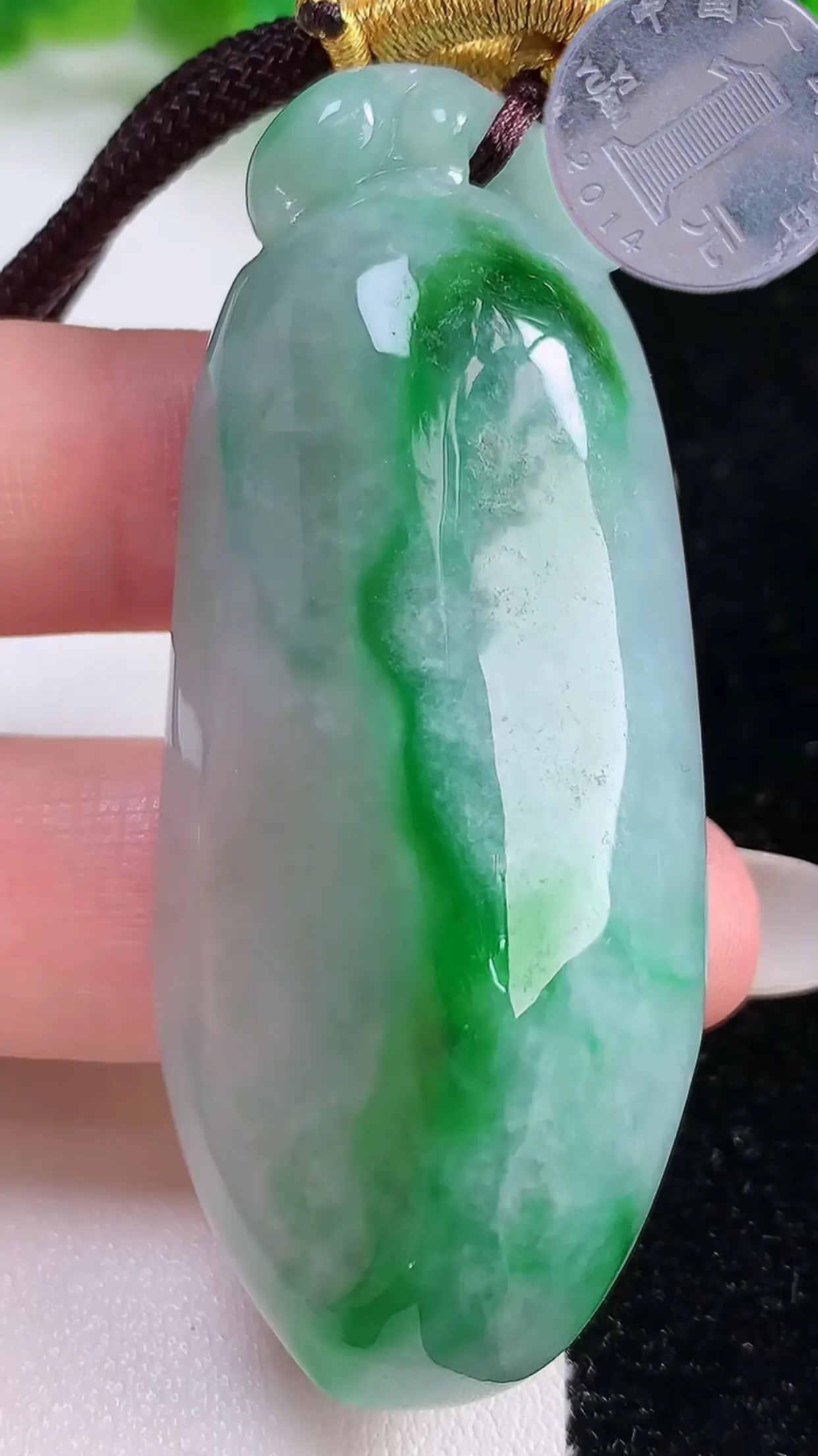 缅甸天然翡翠a货 老坑料起胶冰润 飘绿福瓜吊坠，尺寸63-26.3-14.5mm y 42.95