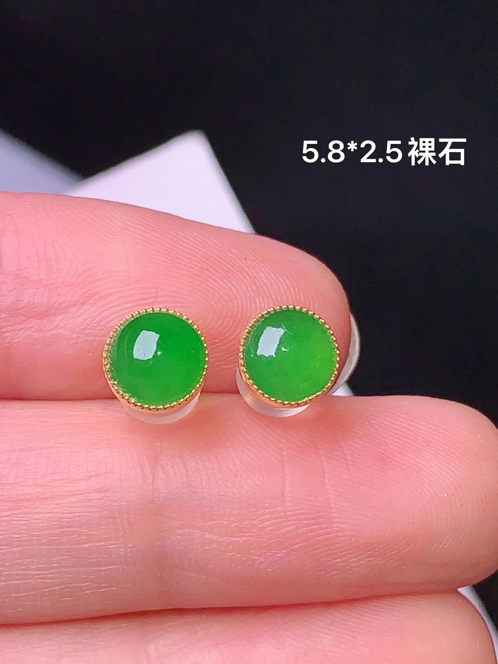 18k金镶嵌满绿蛋面耳钉 玉质细腻 色泽清新艳丽 整体尺寸5.8*2.5
