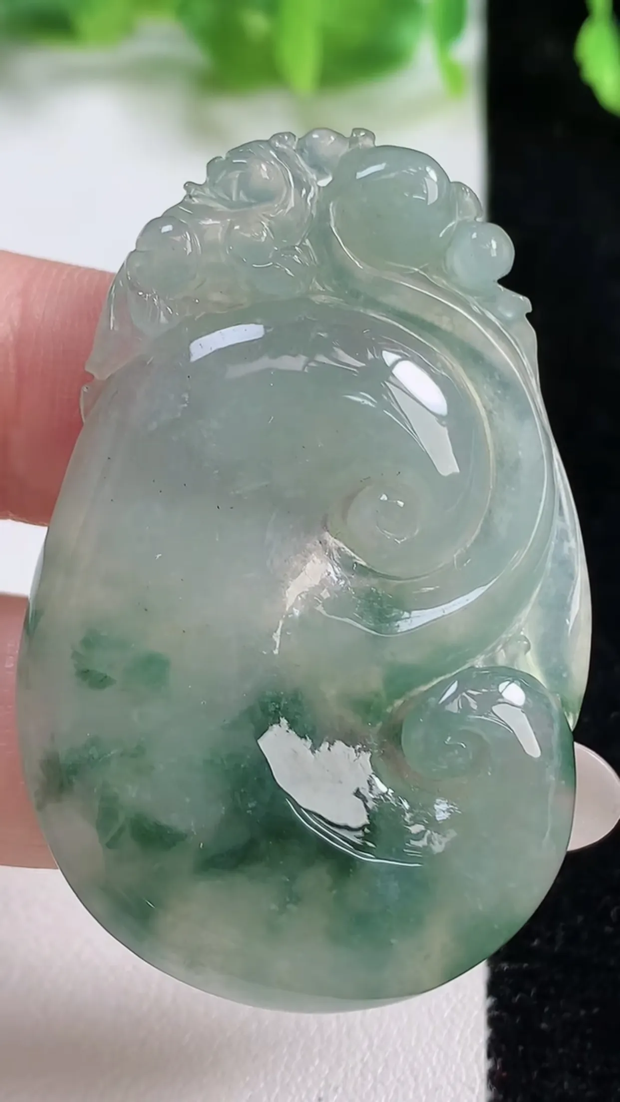 缅甸天然翡翠a货 老坑料起胶冰种 飘花如意吊坠，尺寸49.2-31.6-5.2mm  y  15.84
