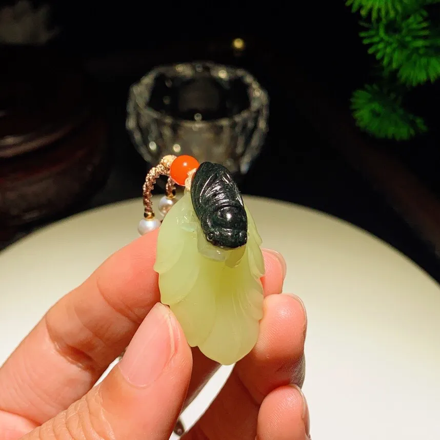 新疆若羌黄口料一夜成名挂件。尺寸38/22/19重15.6克 玉质细腻油润 底色纯净 脂粉好，品质好。lt251010