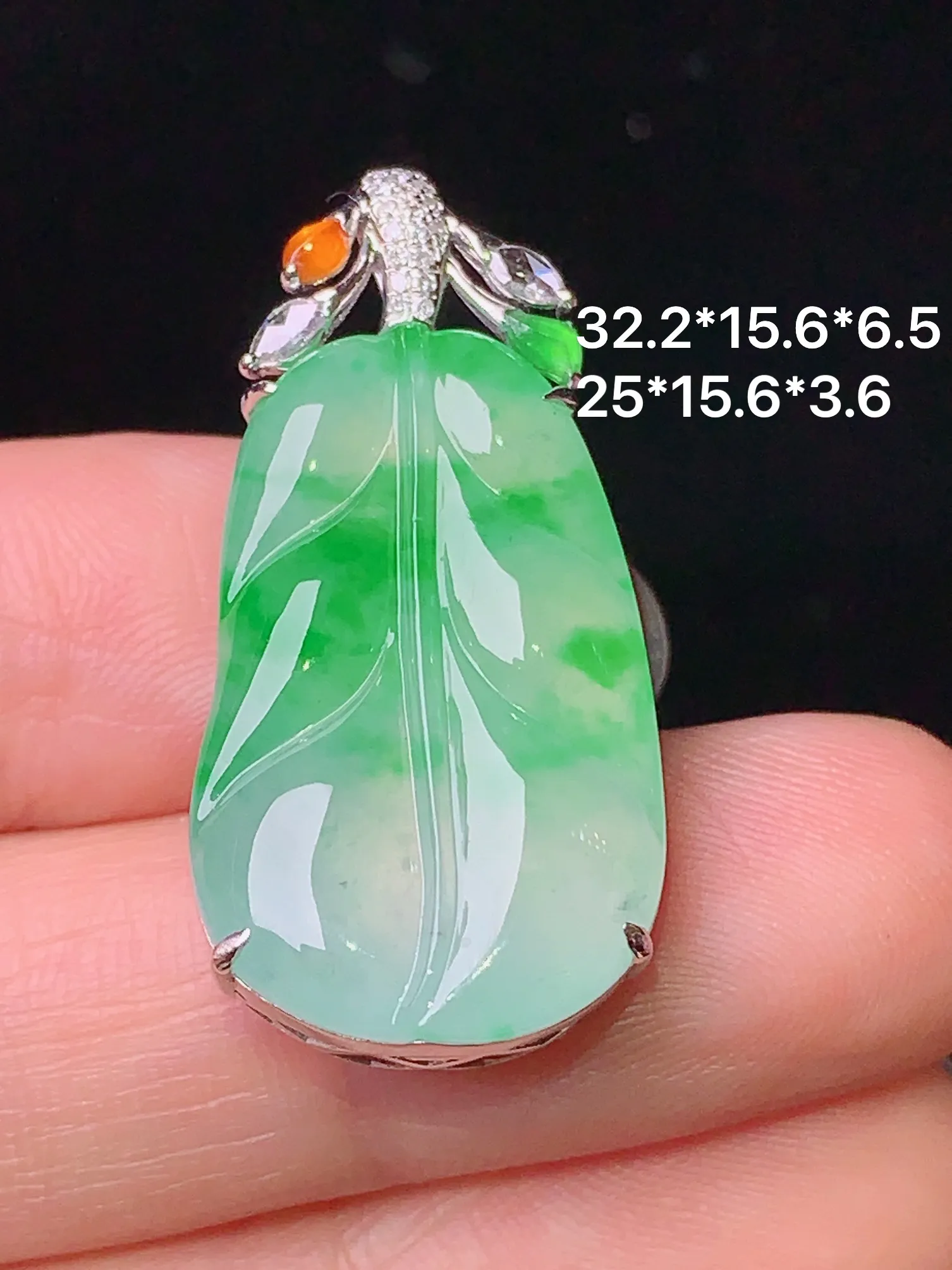 18k金钻镶嵌飘绿树叶吊坠 玉质细腻 色泽清新艳丽 整体尺寸32.2*15.6*6.5