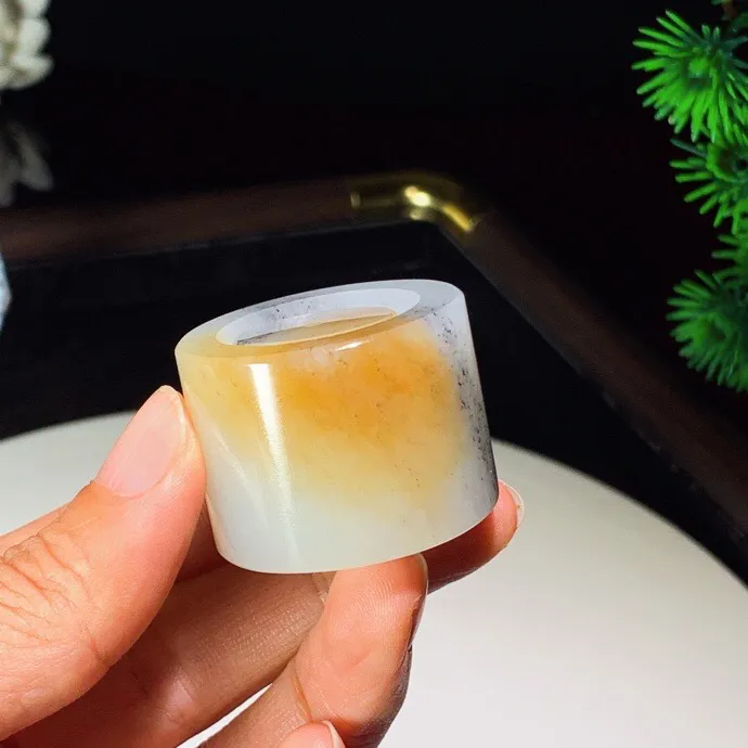 新疆和田玉楼兰三色扳指。尺寸34/26尺寸26/20内径23重62.8克 玉质细腻油润 底色纯净 脂粉好，品质好。lt251010