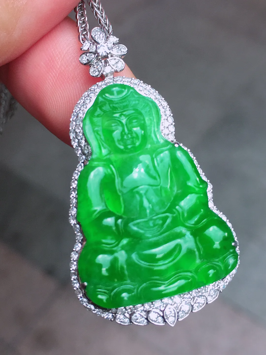 阳绿观音吊坠，色泽均匀艳丽，玉质细腻，荧光感超
强，饱满圆润，尽显优雅气质，18k
金豪华镶嵌