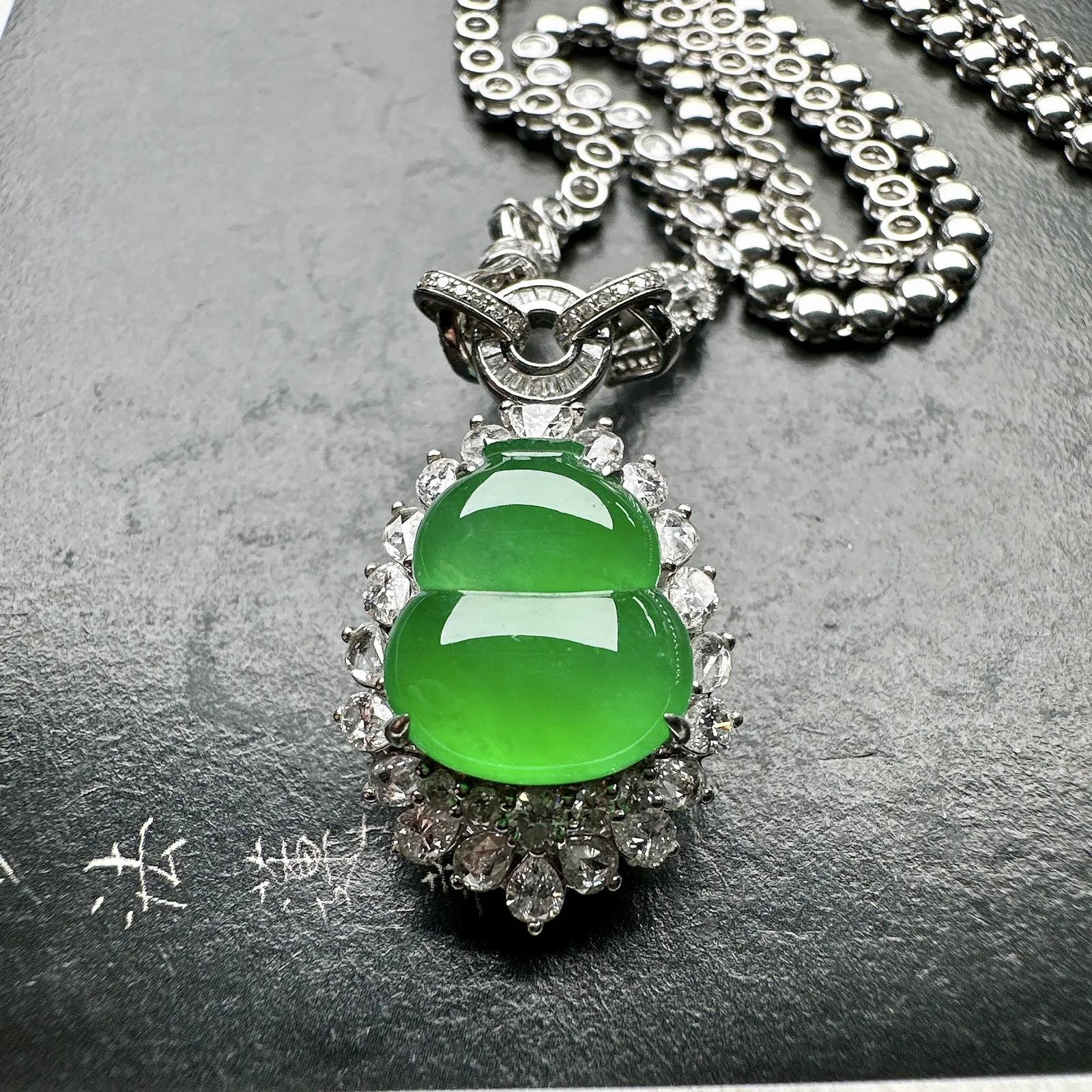 【冰种满绿葫芦】质地细腻，冰润起光，胶感强烈，冰感明显，18K金钻精美镶嵌，裸石尺寸12.4*11.