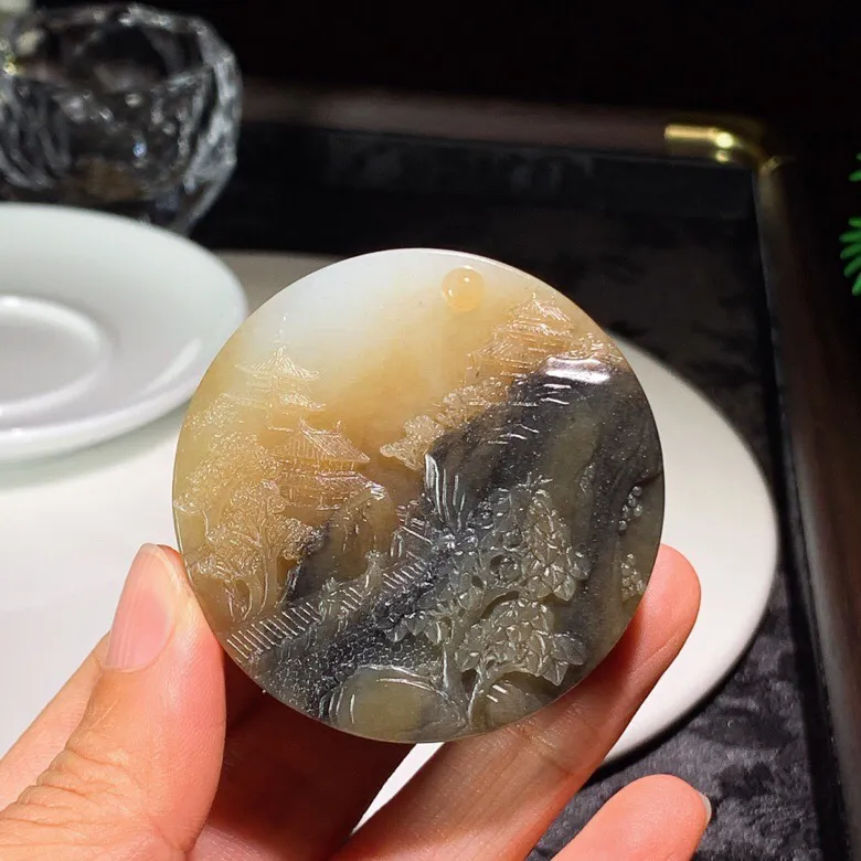 新疆和田玉楼兰三色山水怡情圆牌挂件。尺寸52/15重78.9克 玉质细腻油润 底色纯净 脂粉好，品质好。lt251010