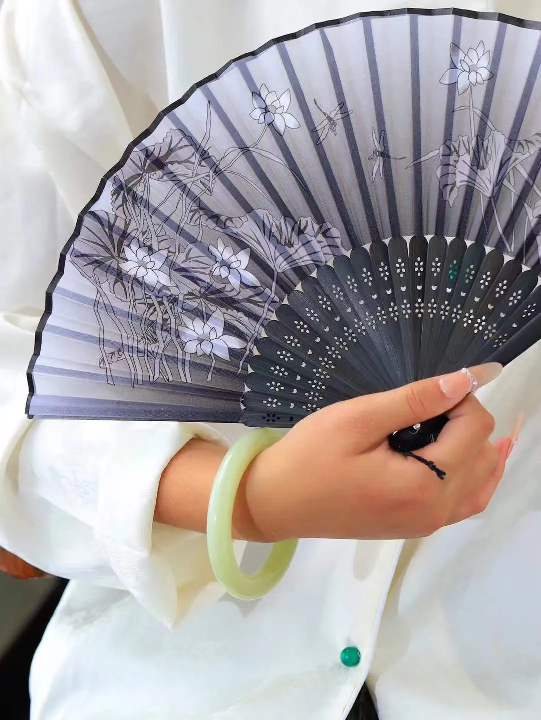 【玉佳人·手镯】

精品️和田玉黄口圆条手镯 ，玉质细腻油润，做工细致精美，端庄素雅，亭亭玉立，芊