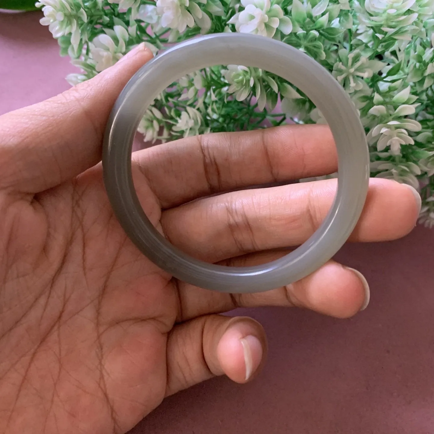 和田玉54圈口烟紫色手镯，玉质特细腻油润，高脂粉，高品质，萦绕腕间时，古韵不失时尚，素雅不失品味，细腻光滑的触感，使人沉醉，气质高雅。