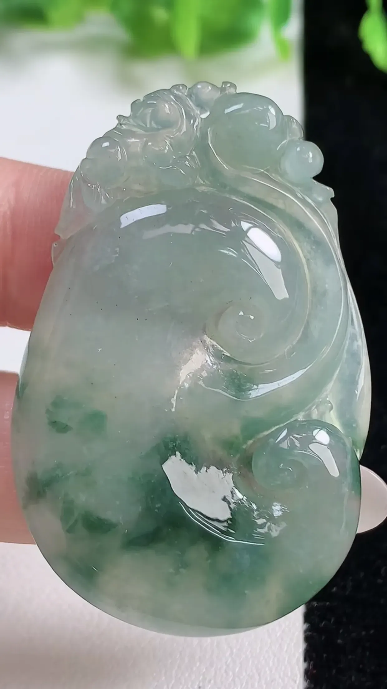 缅甸天然翡翠a货 老坑料起胶冰种 飘花如意吊坠，尺寸49.2-31.6-5.2mm  y  15.84