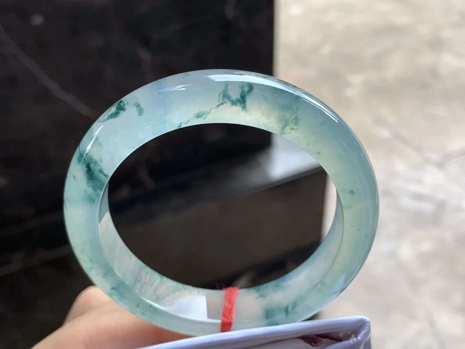 55.5-12.6-8.6

冰蓝花手镯^_^荧光十足 透亮