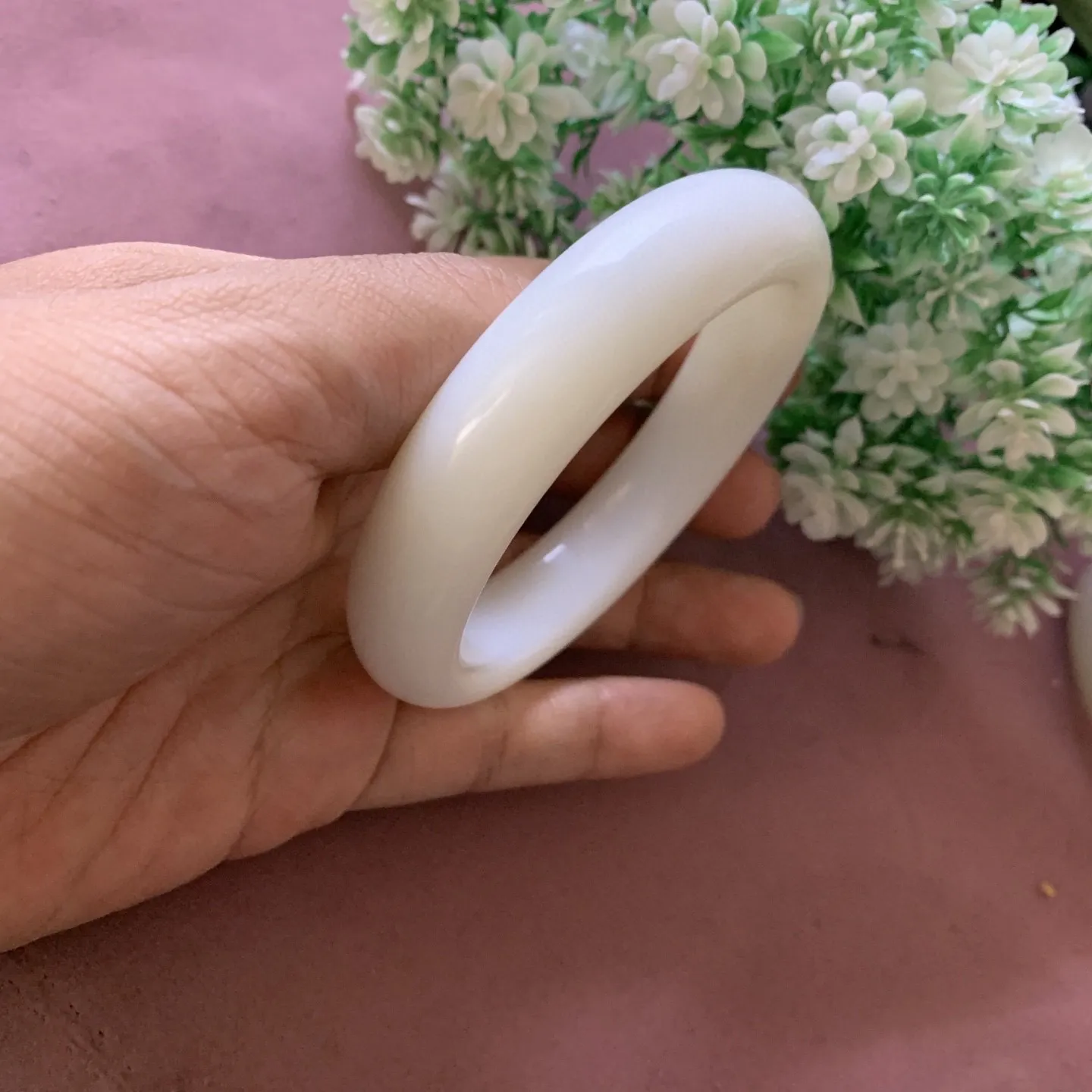 和田玉60.5圈口羊脂白宽条手镯，圈口60.5宽15.6玉质特细腻油润，高脂粉，高品质，萦绕腕间时，古韵不失时尚，素雅不失品味，细腻光滑的触感，使人沉醉，气质高雅。
