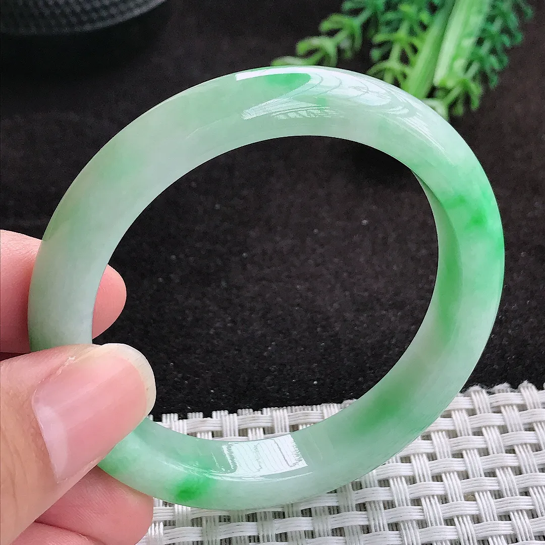 自然光52.5/10.1/8老坑精美温润飘阳绿手镯玉镯子美人镯手环