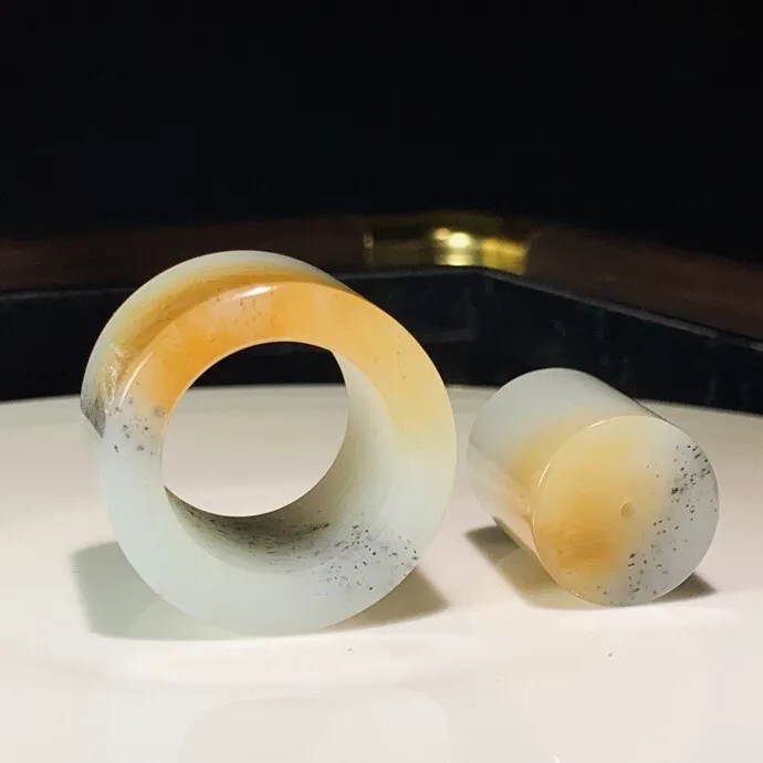 新疆和田玉楼兰三色扳指。尺寸34/26尺寸26/20内径23重62.8克 玉质细腻油润 底色纯净 脂粉好，品质好。lt251010