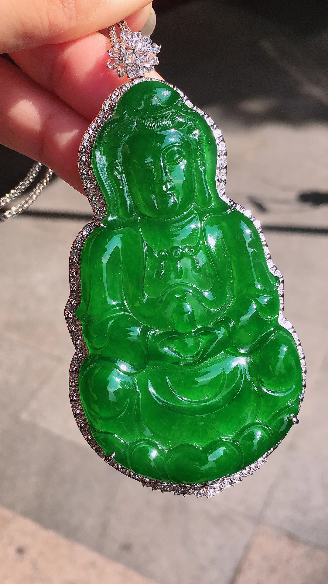 满绿大观音吊坠，色泽均匀艳丽，玉质细腻，荧光感超
强，饱满圆润，尽显优雅气质，18k
金豪华镶嵌