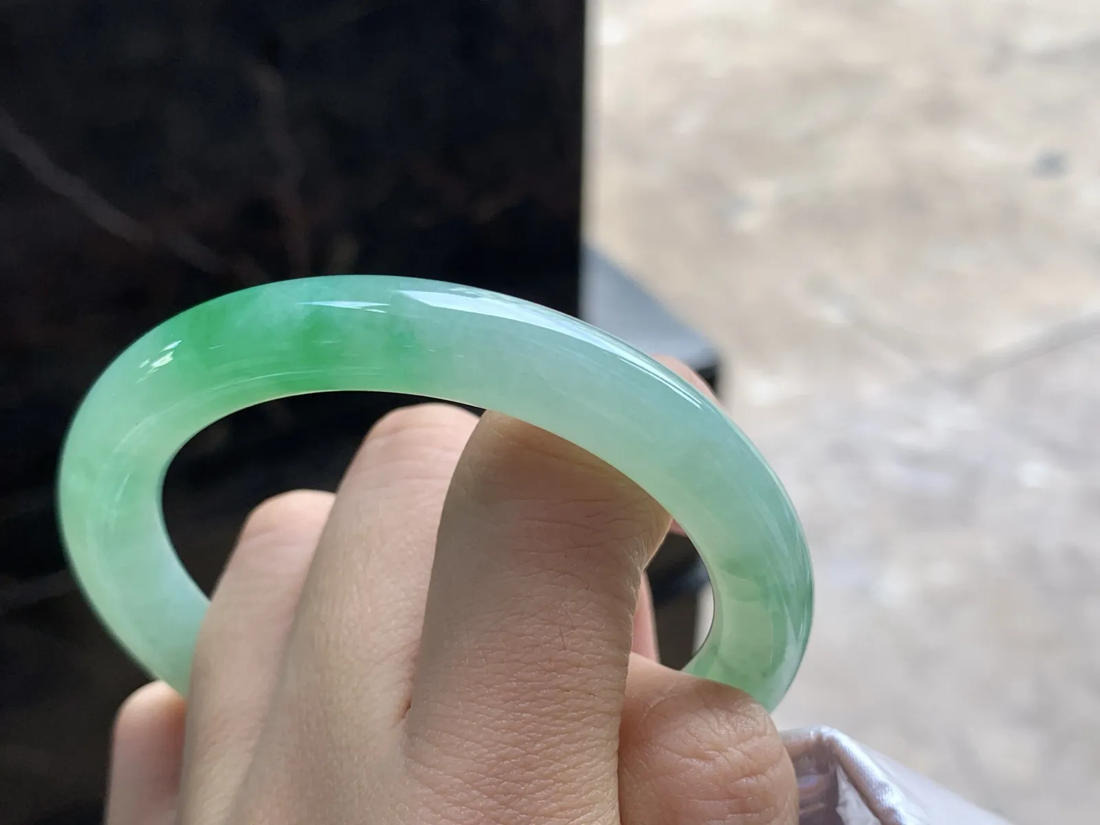 54-8.8

阳绿色圆条手镯^_^色阳 玉质温润