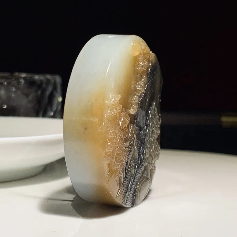新疆和田玉楼兰三色山水怡情圆牌挂件。尺寸52/15重78.9克 玉质细腻油润 底色纯净 脂粉好，品质