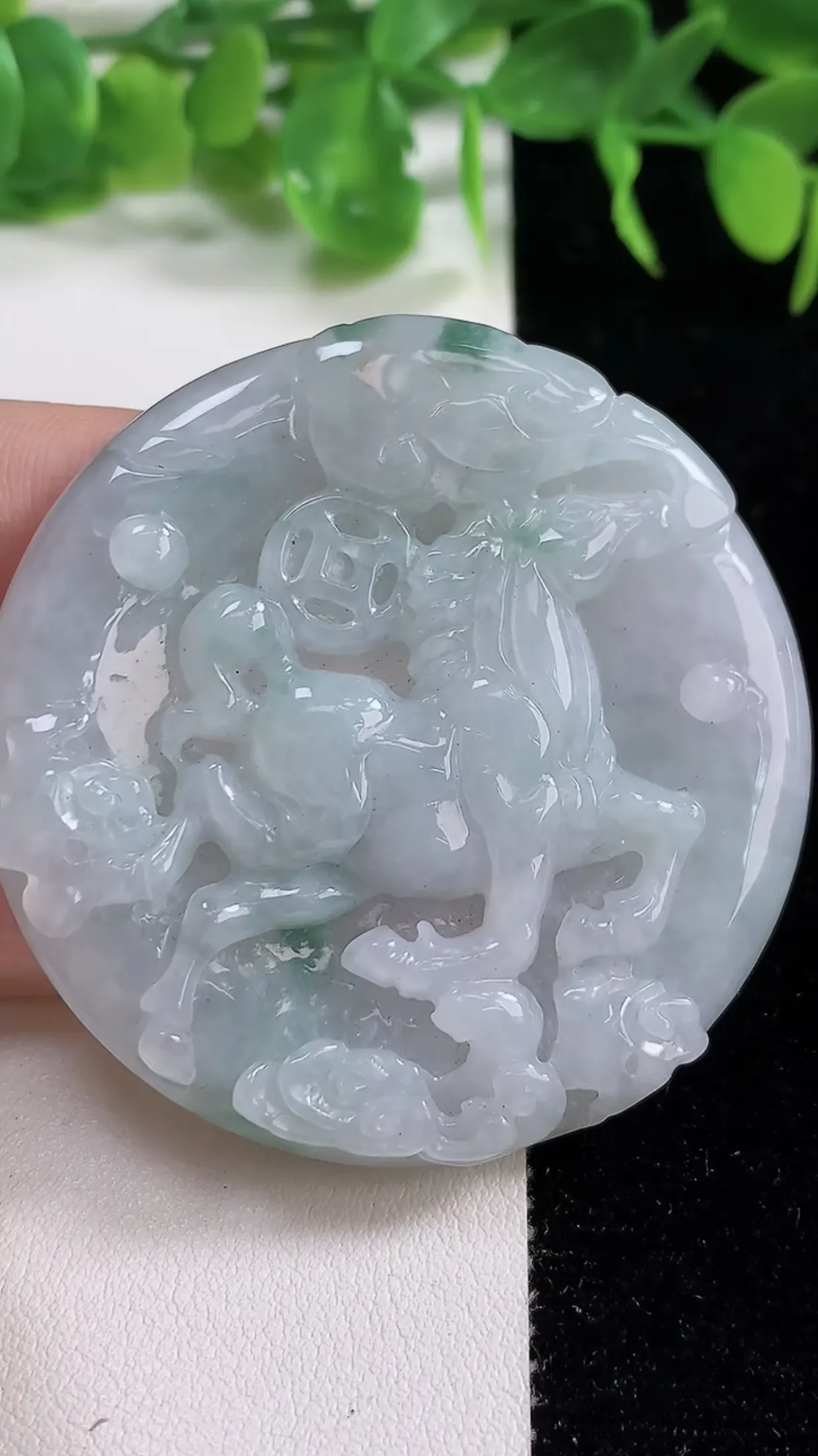 缅甸天然翡翠a货 老坑料起胶冰润 飘花马上有钱  生肖马牌吊坠，尺寸55-8mm  y 47.12