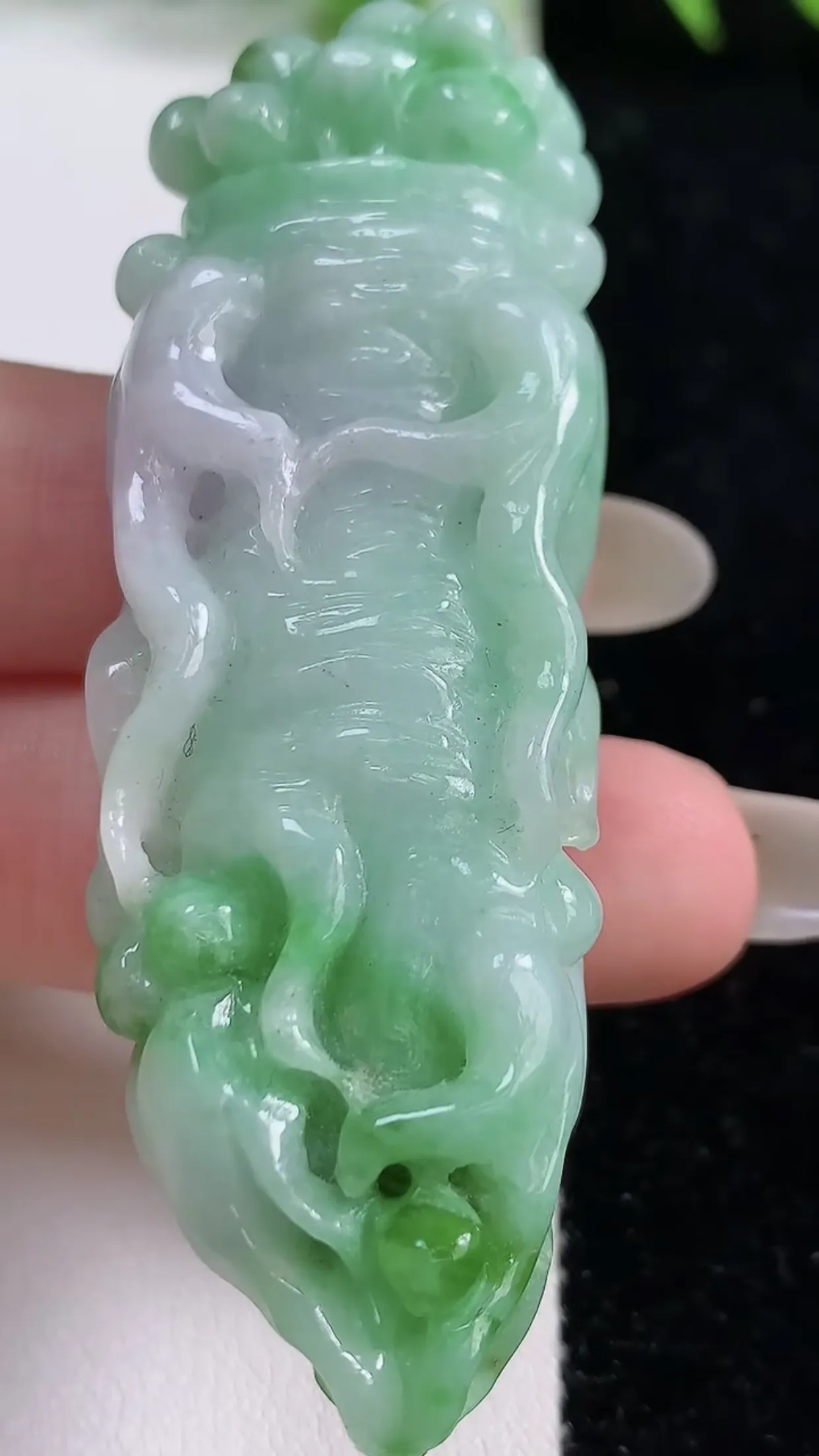 缅甸天然翡翠a货 老坑料起胶冰润 飘绿人参如意吊坠，尺寸68-23-14mm  y 41.89