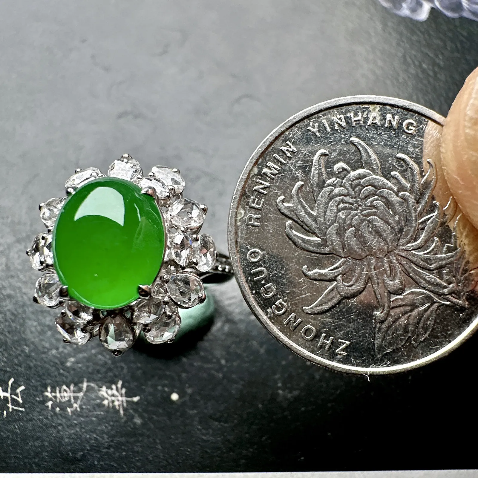 【冰种绿蛋面戒指】质地细腻，冰润起光，胶感强烈，冰感明显。18K金钻镶嵌，裸石尺寸10.2*8.8*6毫米