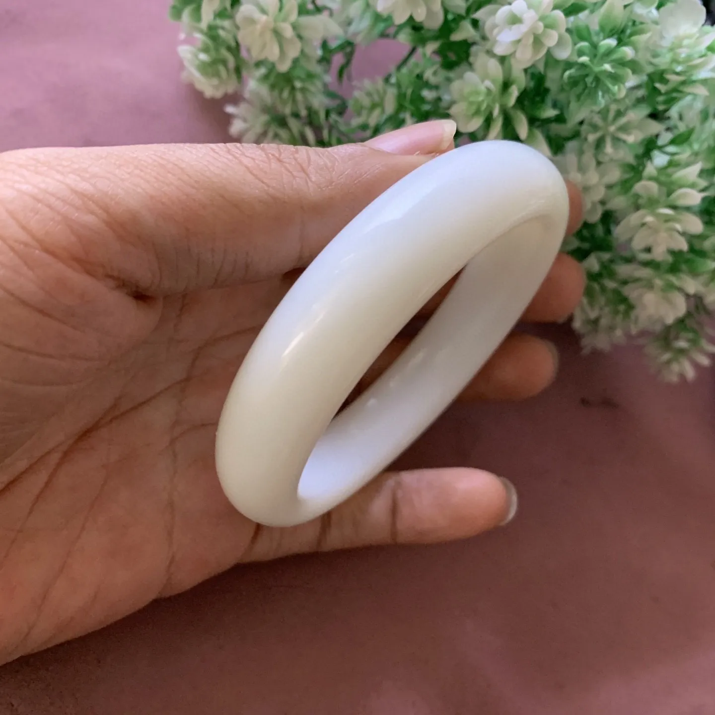 和田玉60.5圈口羊脂白宽条手镯，圈口60.5宽15.6玉质特细腻油润，高脂粉，高品质，萦绕腕间时，