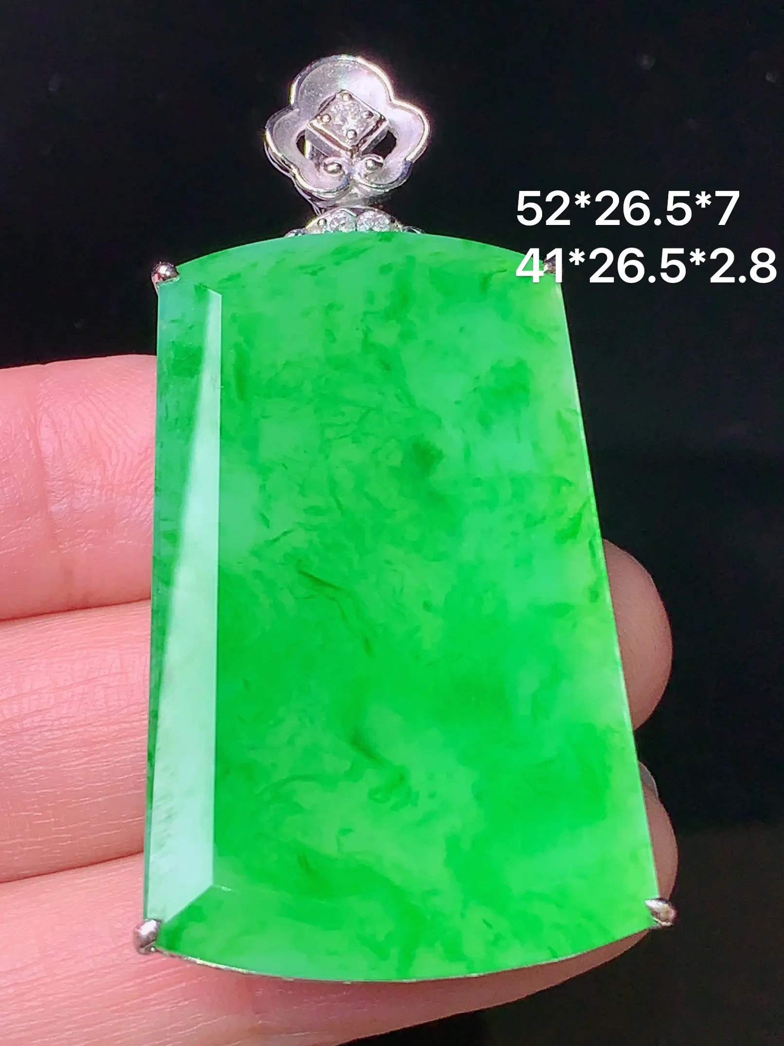 18k金钻镶嵌翠绿无事牌吊坠 玉质细腻 色泽清新艳丽 整体尺寸52*26.5*7